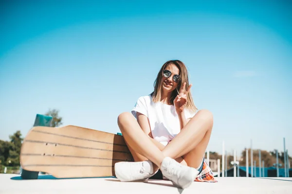 Mujer Atractiva Gafas Sol Relajante Sentado Longboard — Foto de Stock