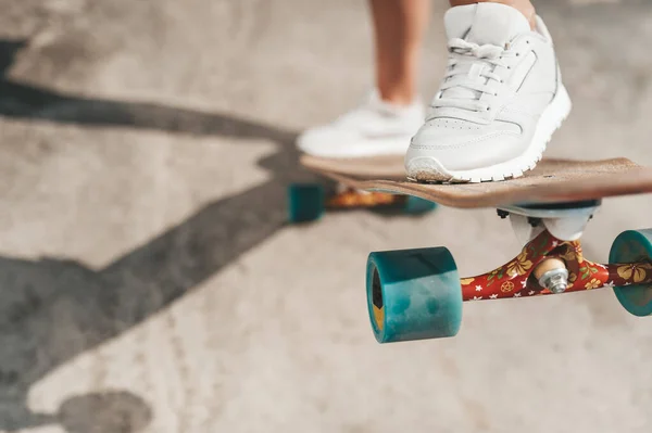 Primer Plano Las Piernas Femeninas Zapatillas Deporte Longboard Aire Libre — Foto de Stock