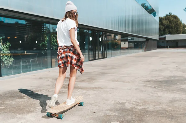 Ελκυστική Γυναίκα Longboarding Στο Πάρκο Στη Μόσχα — Φωτογραφία Αρχείου