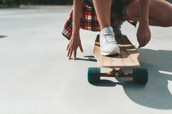 Close Pernas Femininas Tênis Longboard Livre — Fotografia de Stock