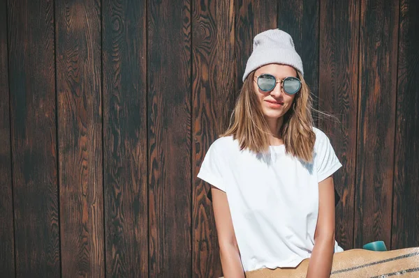 선글라스와 모자를 매력적 이롱보를 — 스톡 사진