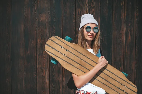 Aantrekkelijke Vrouw Met Zonnebril Hoed Aan Muur Met Longboard — Stockfoto