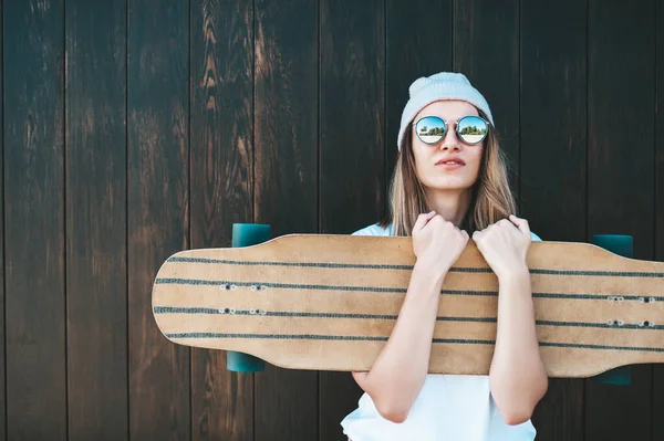 Mujer Atractiva Gafas Sol Sombrero Pie Pared Con Longboard — Foto de Stock