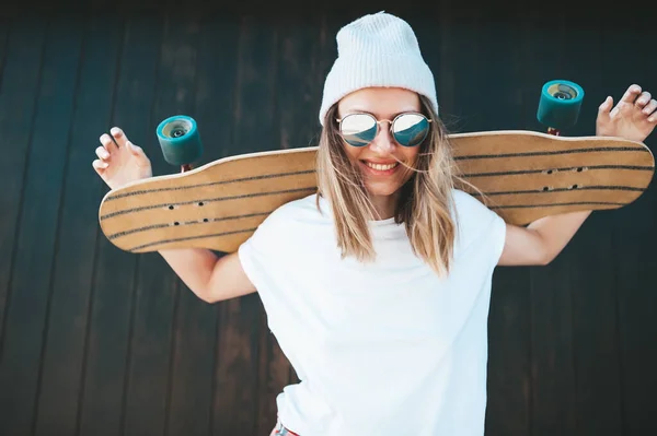 Aantrekkelijke Vrouw Met Zonnebril Hoed Aan Muur Met Longboard — Stockfoto