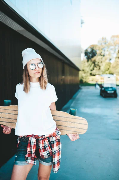 Mulher Atraente Óculos Sol Chapéu Parede Com Longboard — Fotografia de Stock