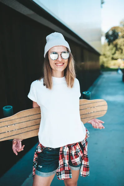 Wanita Cantik Berkacamata Hitam Dan Topi Berdiri Dinding Dengan Papan — Stok Foto