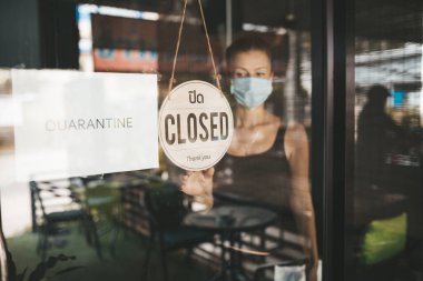 Tıbbi maskeli kadın karantina nedeniyle restoranı kapattı.