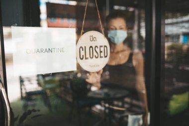 Tıbbi maskeli kadın karantina nedeniyle restoranı kapattı.