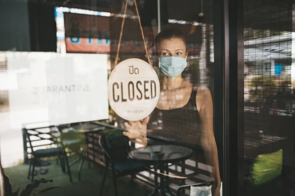 Store Owner Woman Medical Mask Closed Restaurant Quarantine — Stock Photo, Image