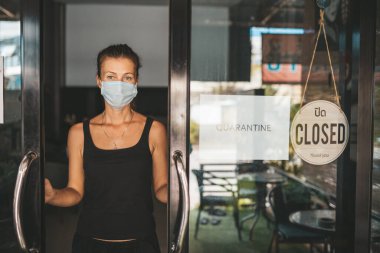 Tıbbi maskeli kadın karantina nedeniyle restoranı kapattı.