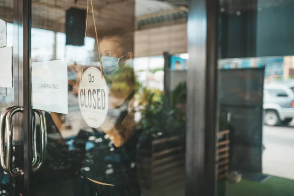 Store Owner Woman Medical Mask Closed Restaurant Quarantine — Stock Photo, Image