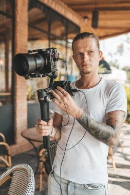 Dengeleyici gimball video slr ile profesyonel adam videograf