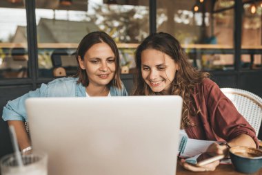 Kahve içerken iş projelerini tartışan iki kadın. Başlangıç, fikirler ve beyin fırtınası konsepti