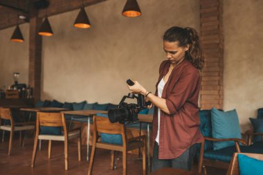 Dengeleyici gimball video slr ile profesyonel kadın videograf