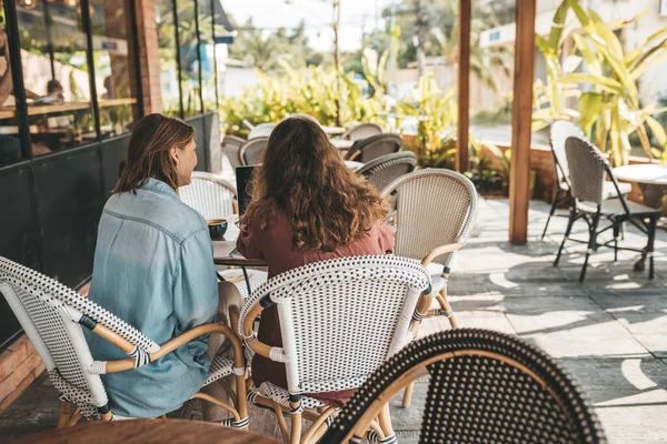 Duas Mulheres Discutindo Projetos Negócios Café Enquanto Tomam Café Startup — Fotografia de Stock