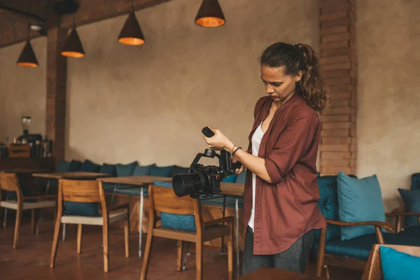 Professionele Vrouw Videograaf Met Stabilisator Gimball Video Slr — Stockfoto