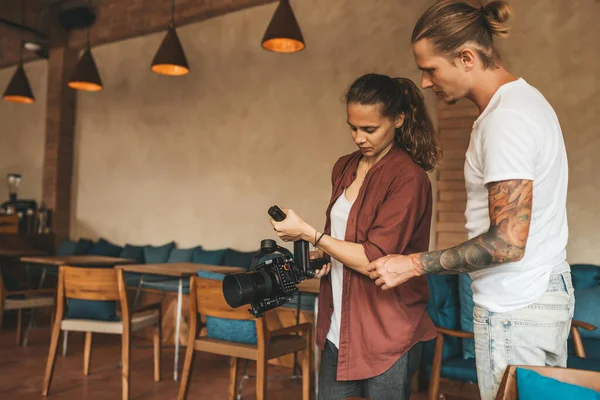 Homem Ensinando Menina Como Fazer Vídeo Com Gimbal — Fotografia de Stock