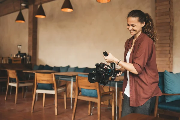 Professionele Vrouw Videograaf Met Stabilisator Gimball Video Slr — Stockfoto