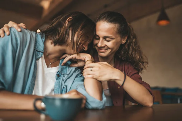 Giovane Donna Felice Che Abbraccia Sua Migliore Amica Seduta Caffè — Foto Stock