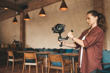 Dengeleyici gimball video slr ile profesyonel kadın videograf