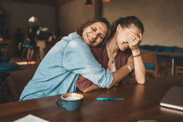 Jovem Feliz Abraçando Sua Melhor Amiga Sentada Café Tendo Uma — Fotografia de Stock