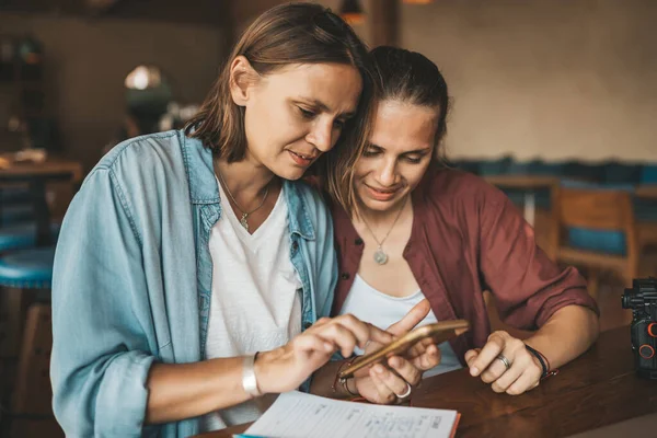 Two Young Friends Girls Using Smart Phone Cafe — Stock Photo, Image