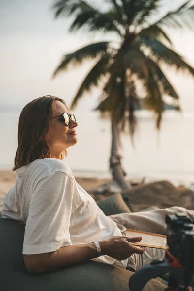 Kobieta Okularach Przeciwsłonecznych Relaksująca Się Torbie Plaży Kręcąca Timelapse Video — Zdjęcie stockowe