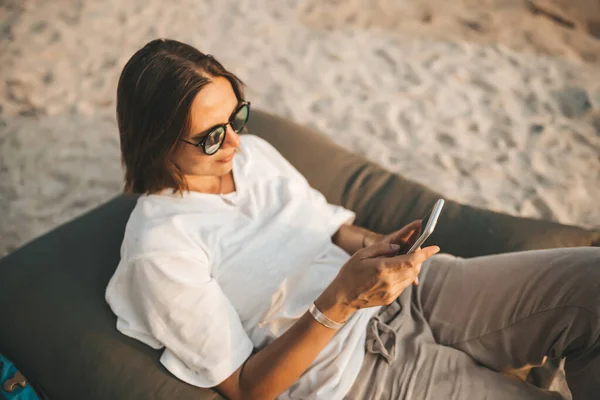 Mujer Gafas Sol Con Teléfono Relajante Beanbag Playa Arena — Foto de Stock