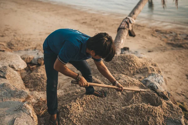 Tailandia Koh Phangan Febrero 2020 Trabajadores Asiáticos Diseñan Paisajes Playa — Foto de Stock