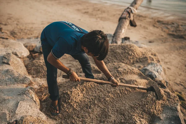 Tailandia Koh Phangan Febrero 2020 Trabajadores Asiáticos Diseñan Paisajes Playa — Foto de Stock