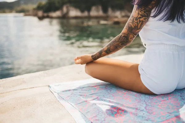 Giovane Donna Che Yoga Spiaggia Sulla Scogliera — Foto Stock