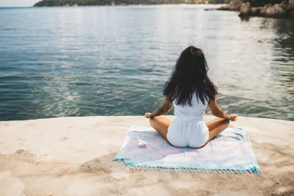 Giovane Donna Che Yoga Spiaggia Sulla Scogliera — Foto Stock