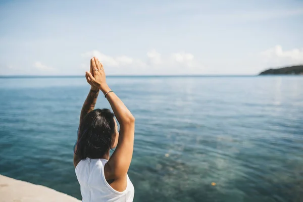 Giovane Donna Che Yoga Spiaggia Sulla Scogliera — Foto Stock