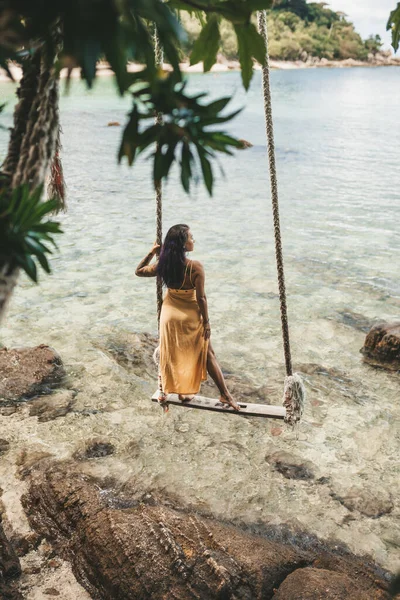 Bruna Ragazza Abito Giallo Sull Altalena Sulla Spiaggia Thailandia — Foto Stock