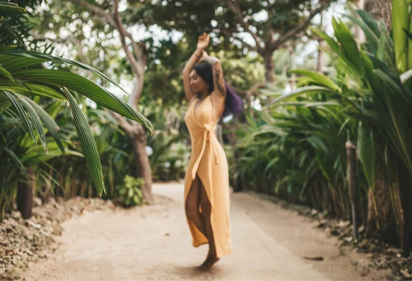 Mujer Con Pelo Morado Vestido Amarillo Bailando Playa Selva — Foto de Stock