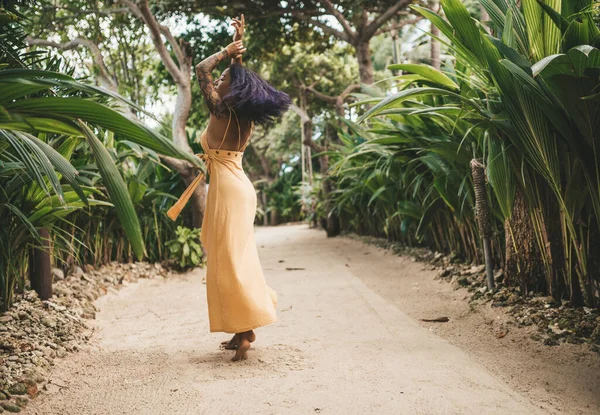 Donna Con Capelli Viola Abito Giallo Ballare Spiaggia Nella Giungla — Foto Stock