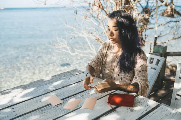 Mujer Está Leyendo Cartas Del Tarot Playa Aire Libre — Foto de Stock