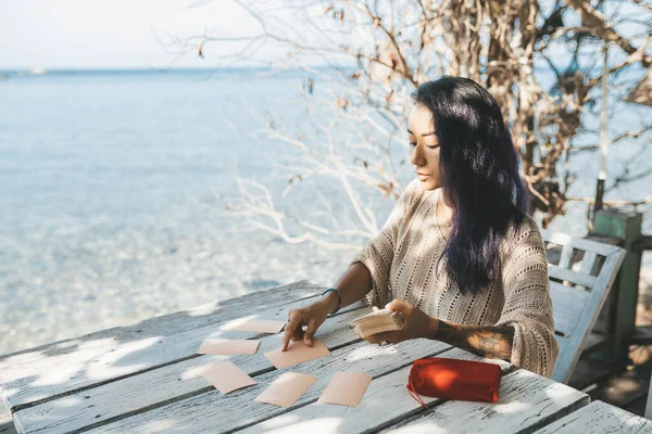 Kobieta Czyta Karty Tarot Plaży Świeżym Powietrzu — Zdjęcie stockowe