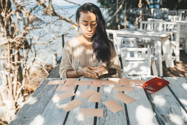 Mujer Está Leyendo Cartas Del Tarot Playa Aire Libre — Foto de Stock