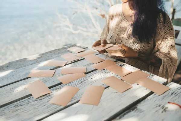 Mujer Está Leyendo Cartas Del Tarot Playa Aire Libre —  Fotos de Stock