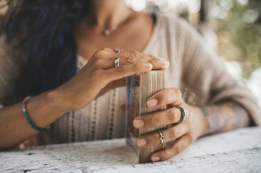 Tarot kartlarıyla kadın ellerini kapat. Kartlara odaklan. Bulanık arkaplan