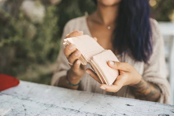 Cerrar Manos Femeninas Con Cartas Del Tarot Enfoque Selectivo Las — Foto de Stock