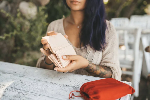 Stäng Kvinnliga Händer Med Tarot Kort Selektivt Fokus Kort Suddig — Stockfoto