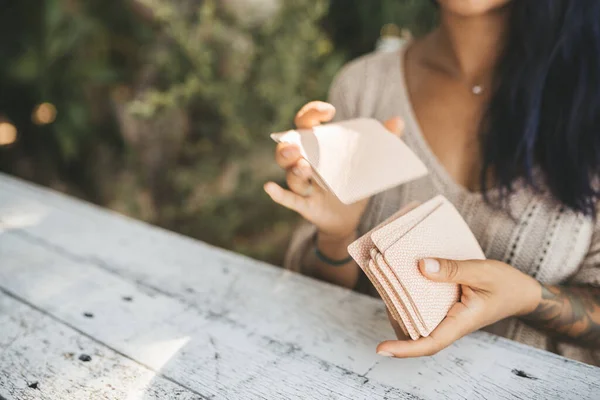 Cerrar Manos Femeninas Con Cartas Del Tarot Enfoque Selectivo Las — Foto de Stock