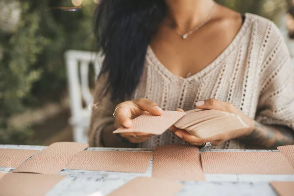 Fechar Mãos Femininas Com Cartas Tarot Foco Seletivo Cartões Fundo — Fotografia de Stock
