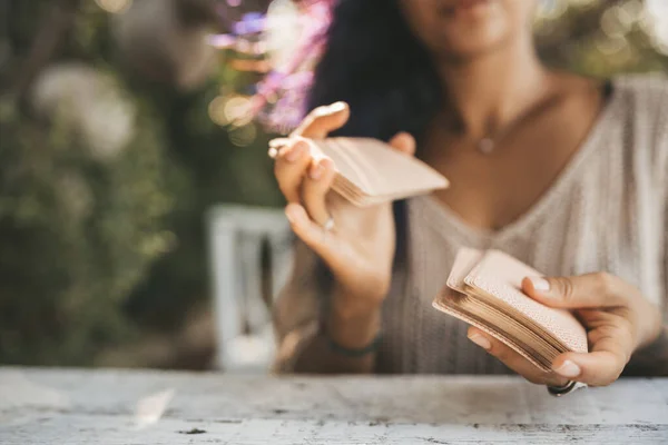 Κλείσιμο Των Γυναικείων Χεριών Ταρώ Κάρτες Επιλεκτική Εστίαση Στις Κάρτες — Φωτογραφία Αρχείου