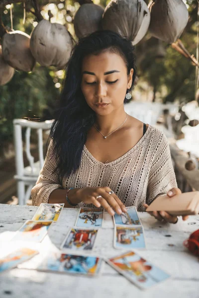 Kvinna Läser Tarotkort Stranden Utomhus — Stockfoto