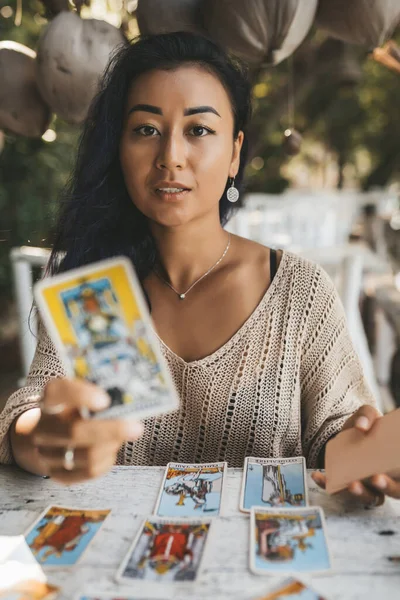 Mujer Está Leyendo Cartas Del Tarot Playa Aire Libre — Foto de Stock