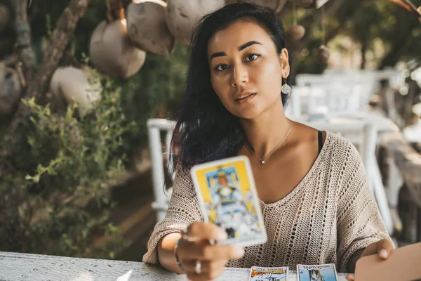 Μια Γυναίκα Διαβάζει Κάρτες Ταρώ Στην Παραλία — Φωτογραφία Αρχείου