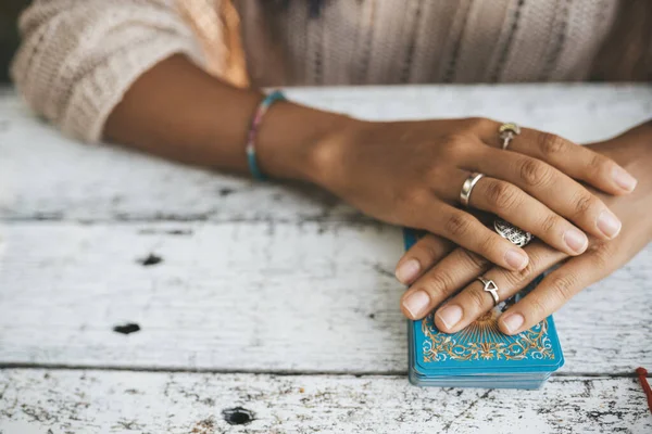 Fechar Mãos Femininas Com Cartas Tarot Foco Seletivo Cartões Fundo — Fotografia de Stock